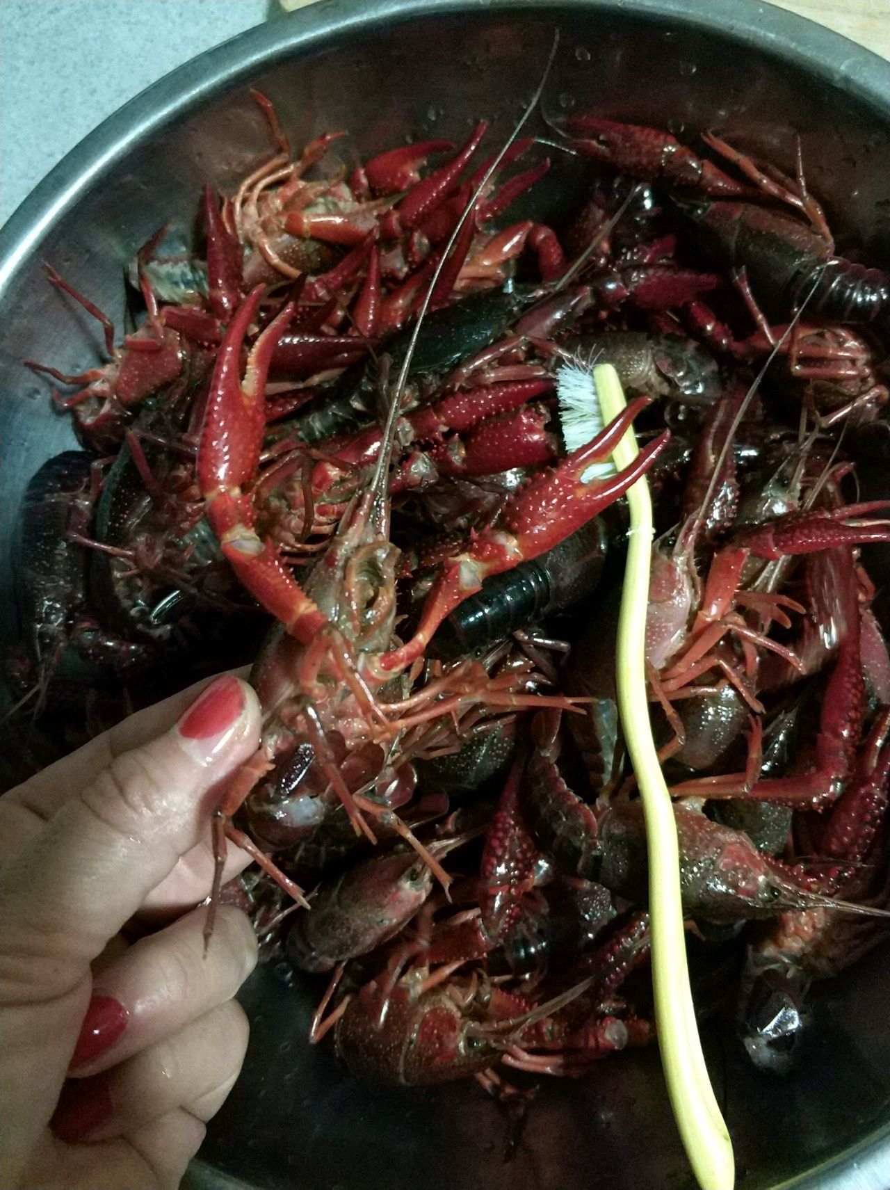 买回来2斤小龙虾,做成蒜蓉口味的,香味浓郁真好吃!