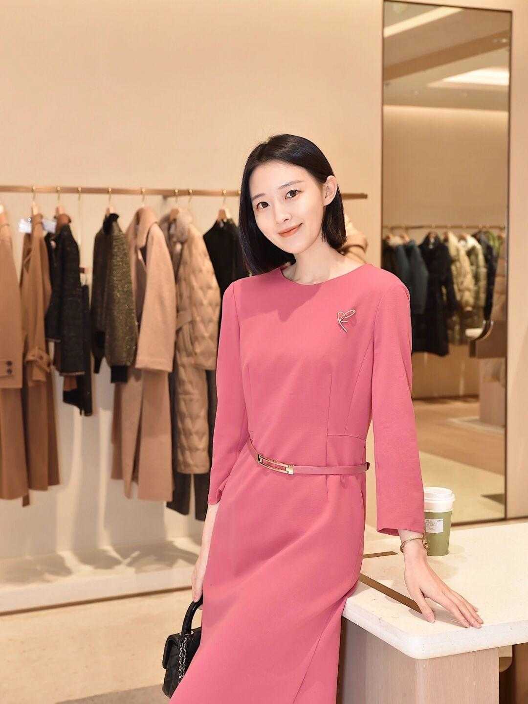 牛仔裙 早春职场怎么穿更洋气?借鉴这几组搭配方式,简约日常又有气场