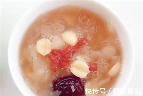 银耳|入冬后，这碗“补水润肤汤”别放过，脸上不起皮，水润透亮！