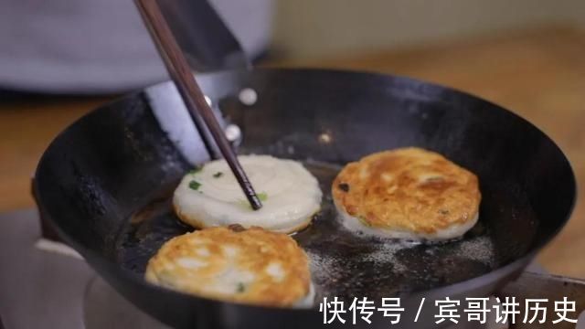 排队4个小时才能吃到的网红葱油饼，只要简单几步在家就能做