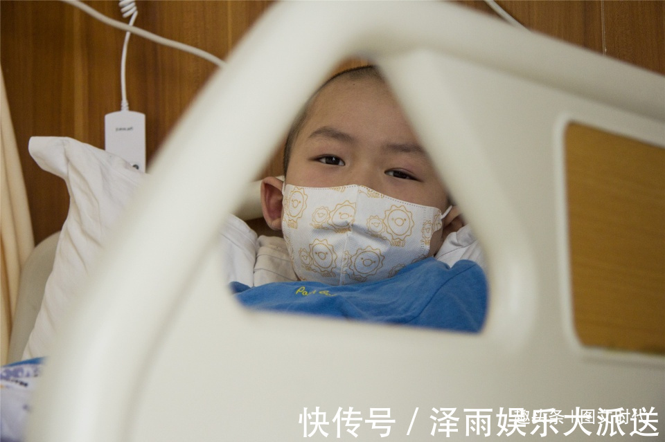 医生|2岁男童查出白血病,治疗三年后出院回家,复查时被医生留下
