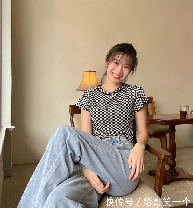 v领 胸大 + 肩宽，这么穿显瘦又撩人！