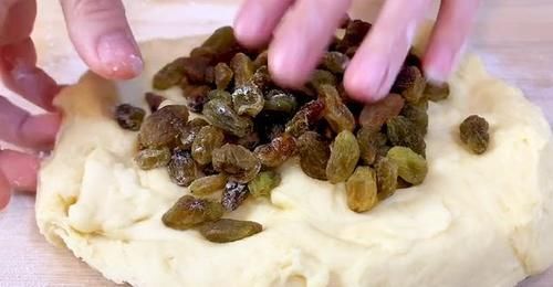 面粉别蒸馒头了，加3个鸡蛋，蓬松拉丝，孩子爱不释手，太香了