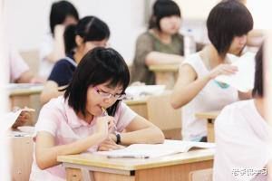 初高中要求统一发型，男女学生都有，女生大哭：“好丑啊！”