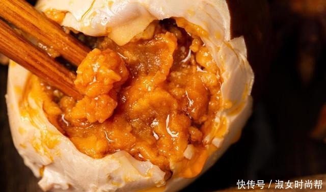  央视又“曝光”的海鸭蛋，为什么一戳就流“油”，你知道吗