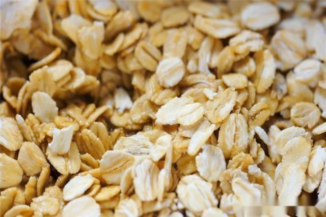 麦片不仅能冲泡,放入两个鸡蛋做成饼,早餐吃它健康又美味