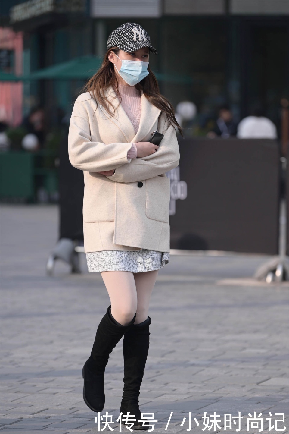 底裤|街拍:修身的打底裤搭配长靴,秋季搭配不单调,保暖还显身材苗条
