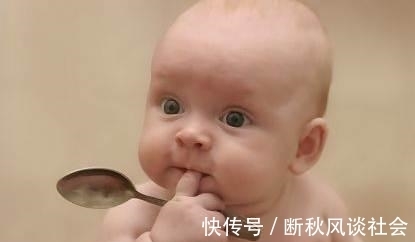 搞笑|搞笑宝宝:当宝宝看到好吃的却吃不到的时候,宝宝的表现太萌了