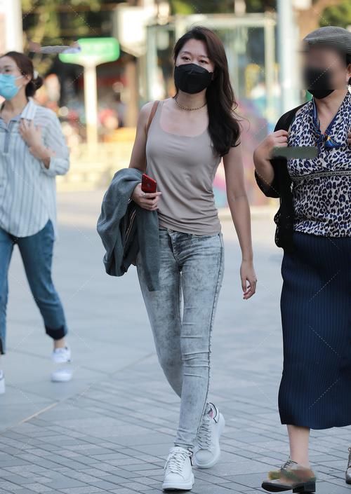 背心和牛仔裤搭配出随意出街范儿,简单大方,清爽舒适