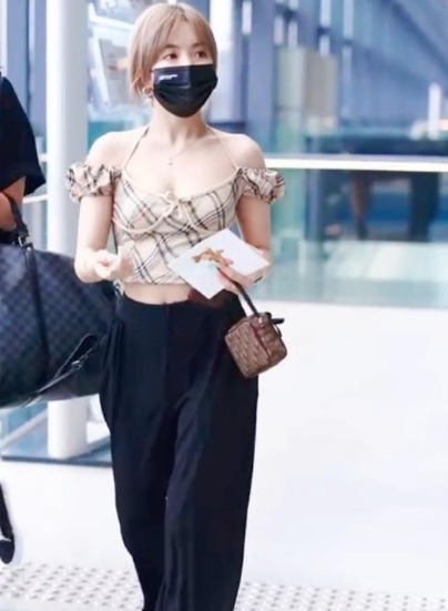 小蛮腰|女明星安崎气质绝了,穿卡其色格纹露脐装配黑色长裤,高级又洋气