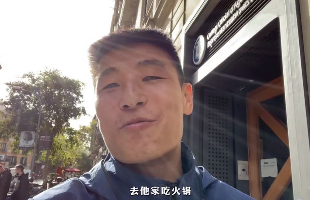 西班牙|武磊示爱娇妻,直言老婆在身边骂几句也舒服,两人球场一见钟情!