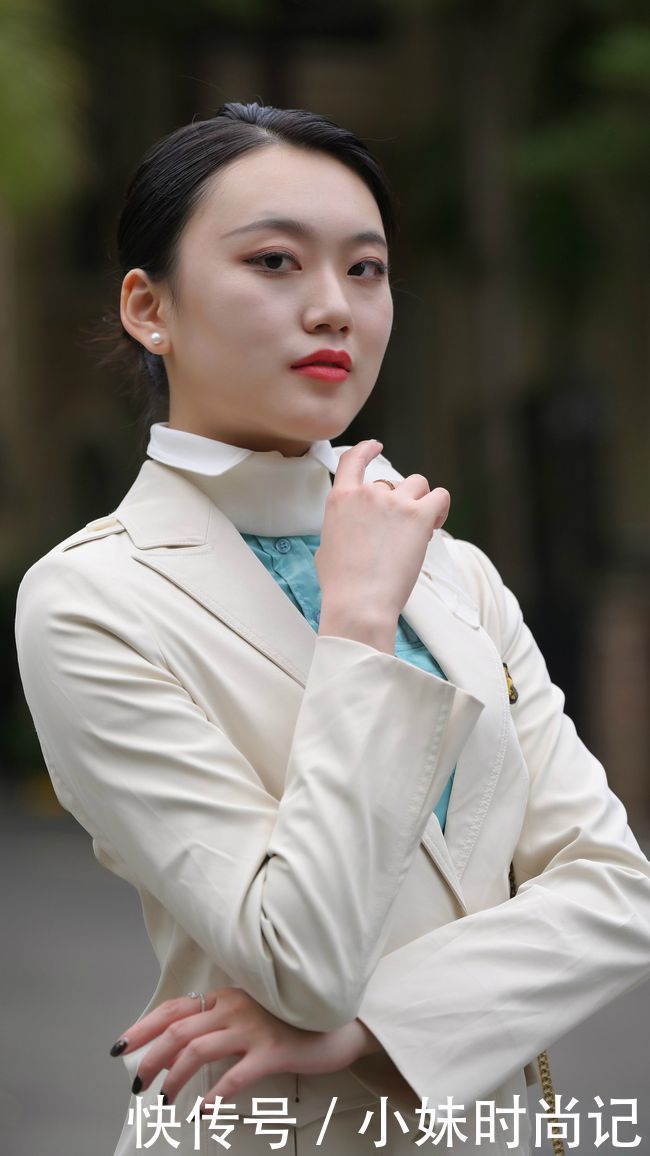 小姐姐的白色职业装,既穿出职场中的干练,又穿出女性独特的气质