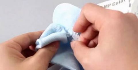 原来袜子上的挂钩还有这个妙用 扔掉吃亏!