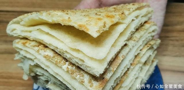 做薄煎饼时,有些人把面条烫了,有些人在上面抹油,糕点师傅教你