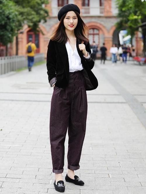 时尚街拍，美女穿上桃红色的连衣裙，高挑又时髦