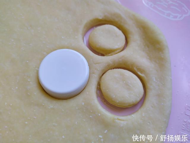 1根山药2个鸡蛋,无水无油无需烤箱的小面包,孩子一吃就是一盘!