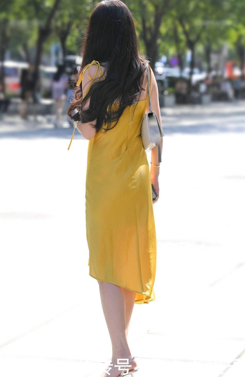 指导|穿“黄金裙”上街,大表姐亲自指导,是担心她嫁不出去吗