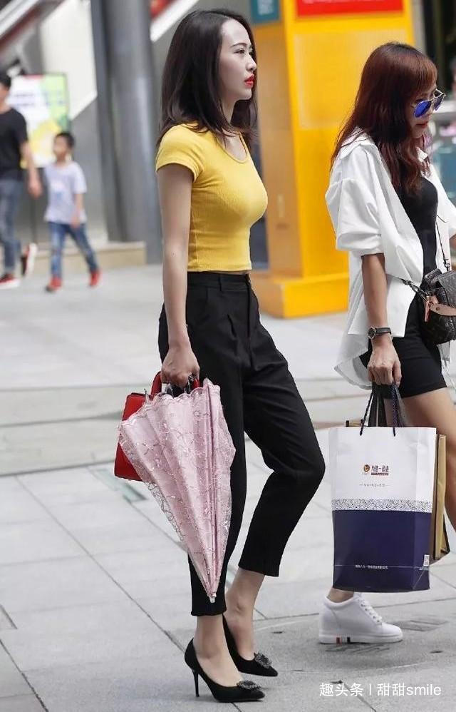 高跟鞋 美女穿上一双高跟鞋,尖头的款式让她的气质显得更加的唯美