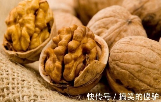 失眠|核桃配上此物,每天吃几口,大肚子没了,失眠好了,白发也变黑了