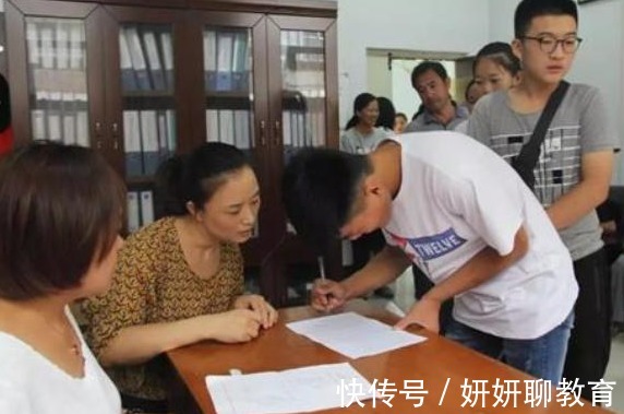 有钱人|“我买了一双的耐克鞋”,失去助学金,贫困生不配有好生活?