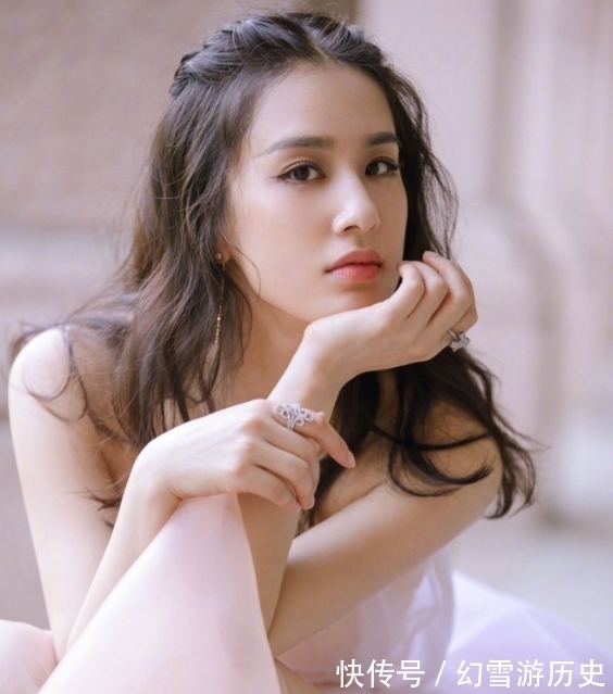 杨子|林心如和黄圣依都喜欢的翡翠珠链有何魅力?她们谁佩戴更有气质?