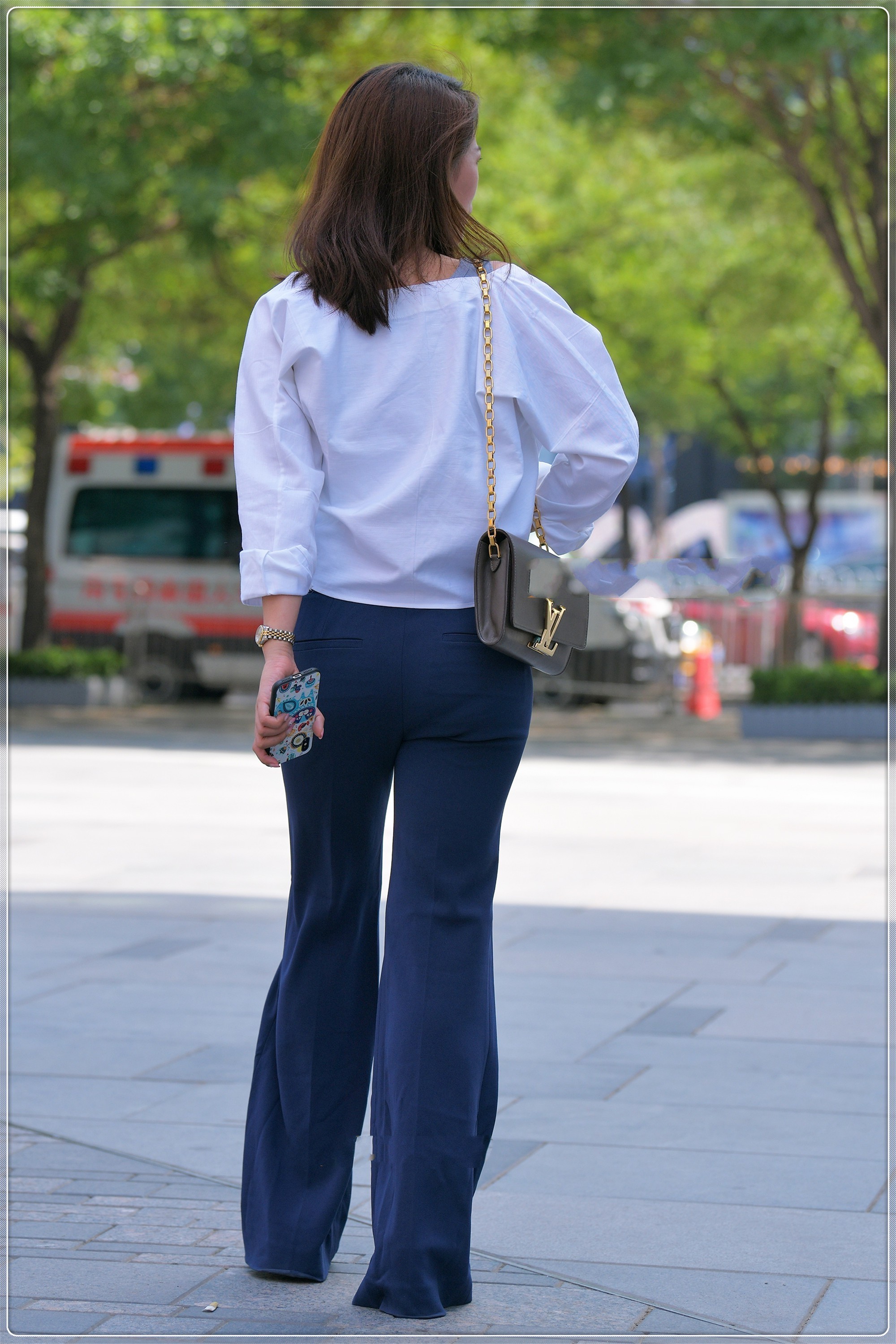 浅蓝针织吊带外搭白色防晒衣,简约大方,休闲舒适