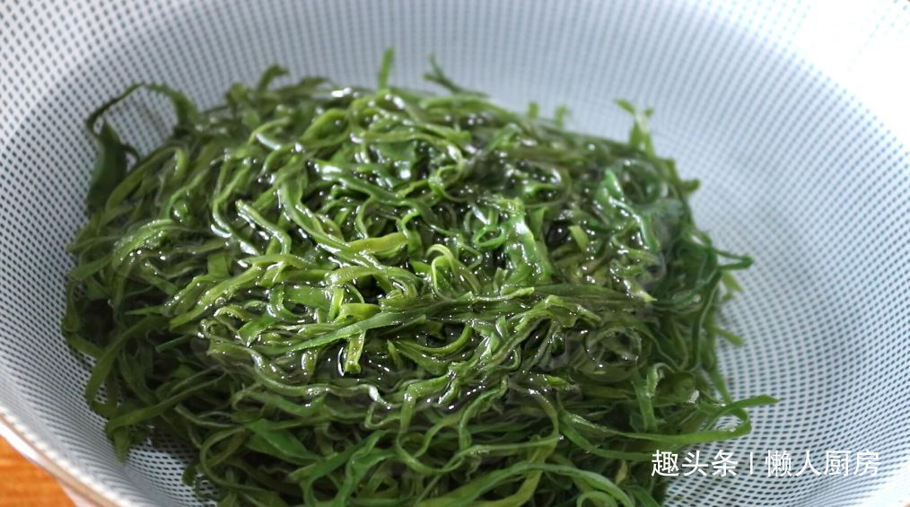 小小一个压缩海带卖5元，泡发后超多，凉拌着吃，酸辣开胃