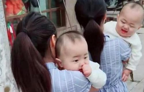 双胞胎|双胞胎姐姐抱着双胞胎弟弟火了,网友羡慕:爸妈拥有两倍快乐