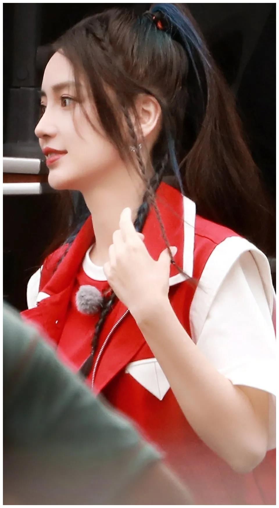 鱼尾纹 baby《奔跑吧》路透生图憔悴，鱼尾纹明显，精修图美瞳吓人