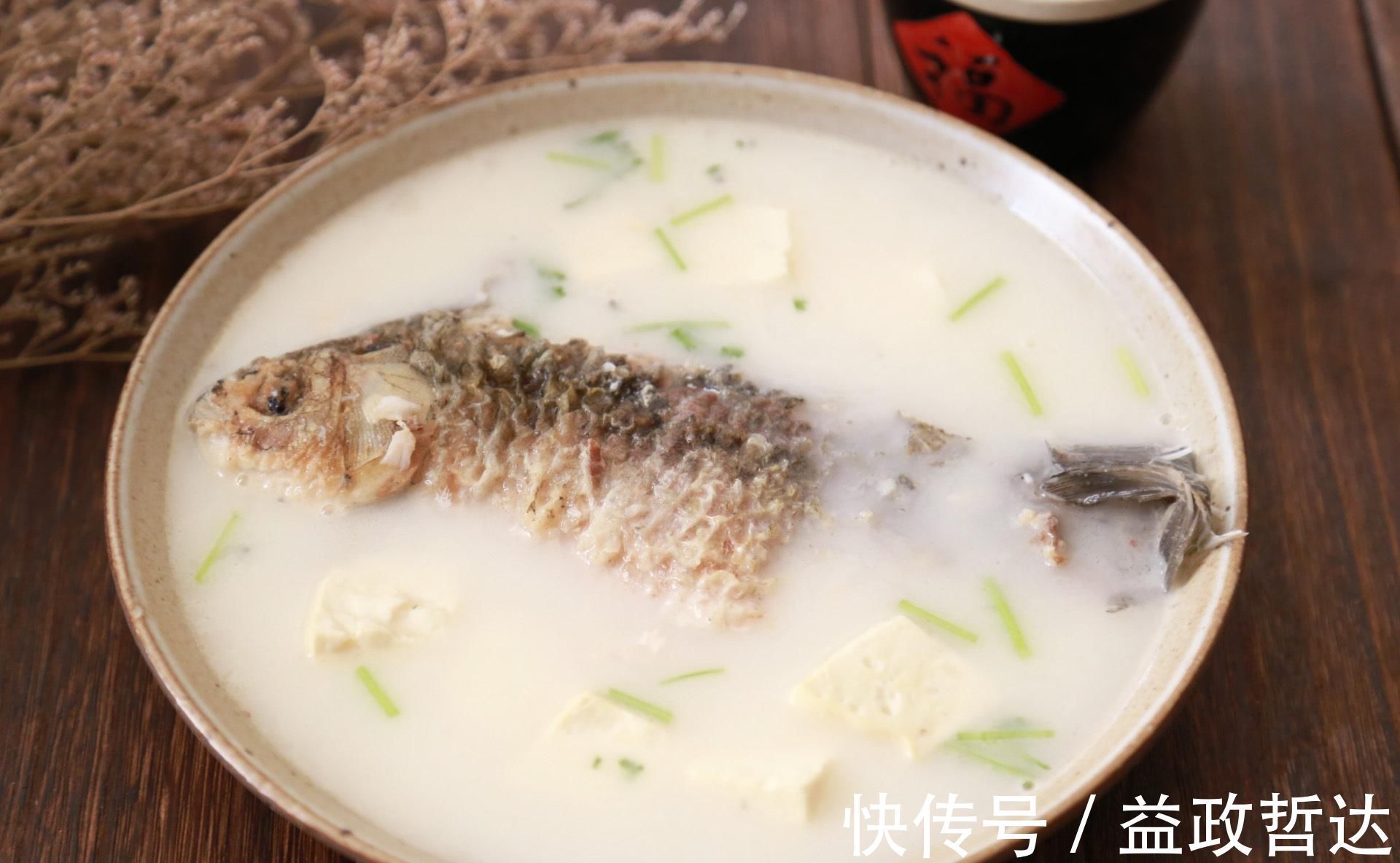 做鲫鱼汤时,用冷水还是用热水?掌握一招,汤汁奶白无腥味,好喝