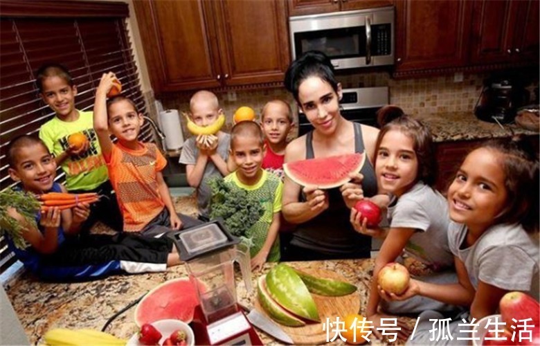 孩子们|12年前,美国45岁单亲妈妈坚持生下8胞胎,现今她们生活如何?