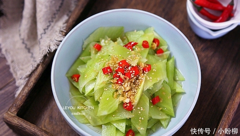 生吃莴笋,比炒着吃口感更脆,做法简单,几步就可以上桌