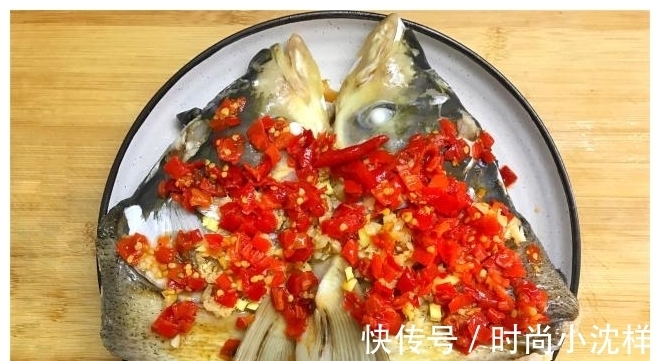 家常|剁椒鱼头的家常做法,加这两步,鱼头香辣鲜美无腥味