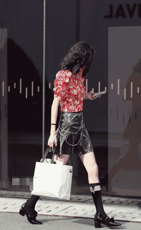 尽显|街拍:小姐姐的淡粉色吊带上衣搭配长款包臀裙,尽显温柔妩媚!