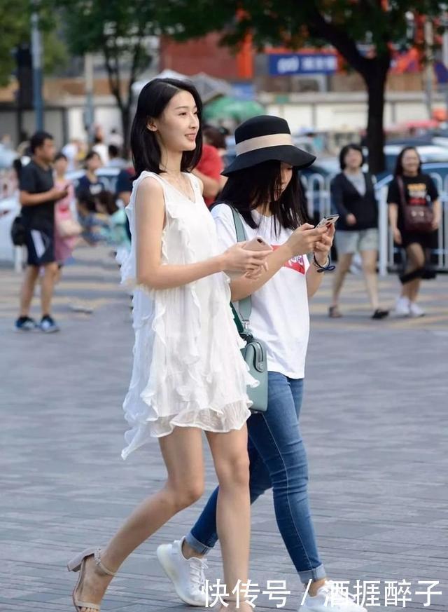 气质|街拍气质靓丽的短发美女,搭配紧身牛仔裤,带着阳光般的微笑