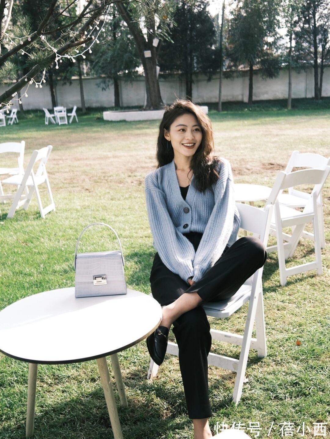 半身裙 优雅女人都会穿“毛衣开衫”,看她们就知道了,骨子里透着高级感