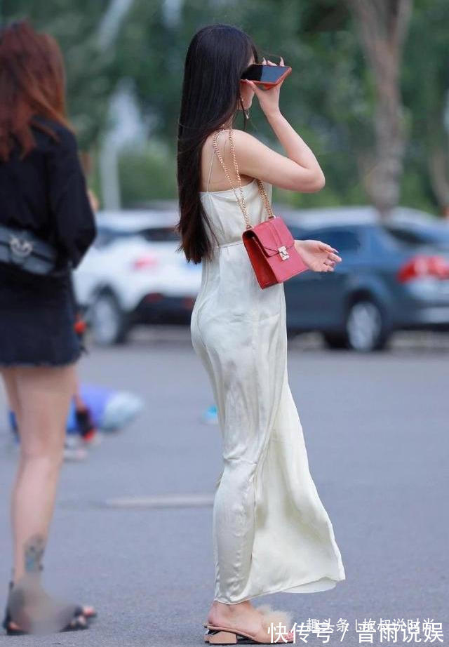 吊带 吊带裙就是这样,不仅清爽舒适,还能让你的造型轻松优雅起来