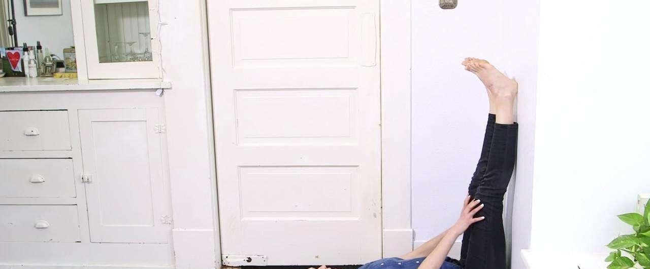 好处|睡觉前,靠墙抬腿会有什么好处坚持一段时间,或许会收获惊喜