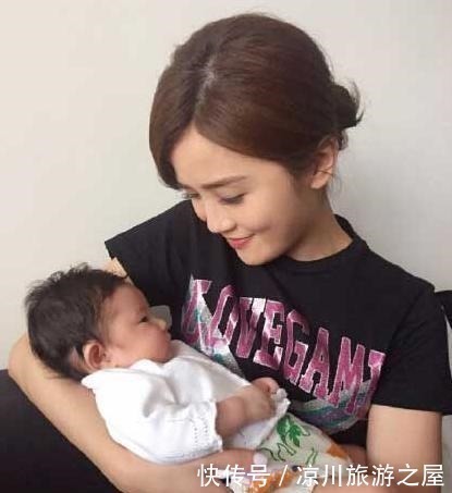 刀口|爷爷嫌爸爸抱娃像“端菜”,抢来抱姿势更“豪横”,宝妈笑得刀口疼