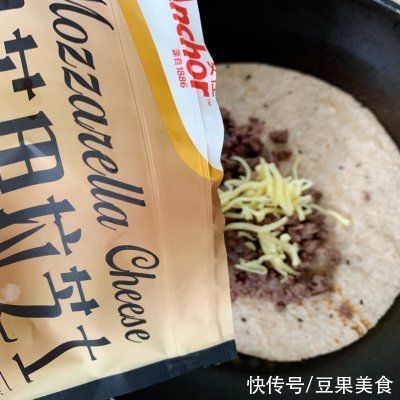 安佳|#安佳马苏里拉芝士挑战赛#全麦芝士牛肉饼