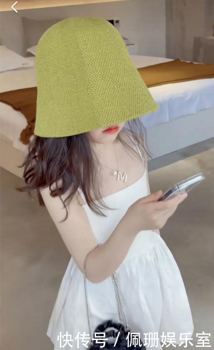 穿搭|童装也变质了?小女孩穿吊带裙涂口红,“网红风”穿搭被说太成熟