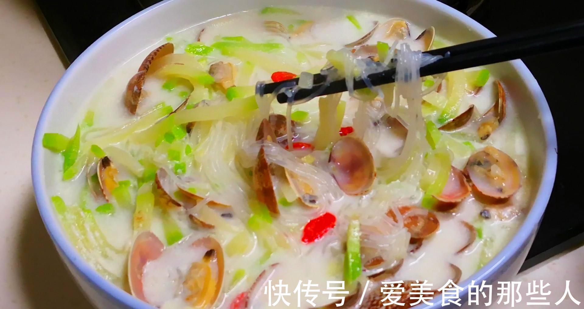 天冷了，多给家人做这汤，汤汁浓白营养足，热乎乎一大锅，太香了