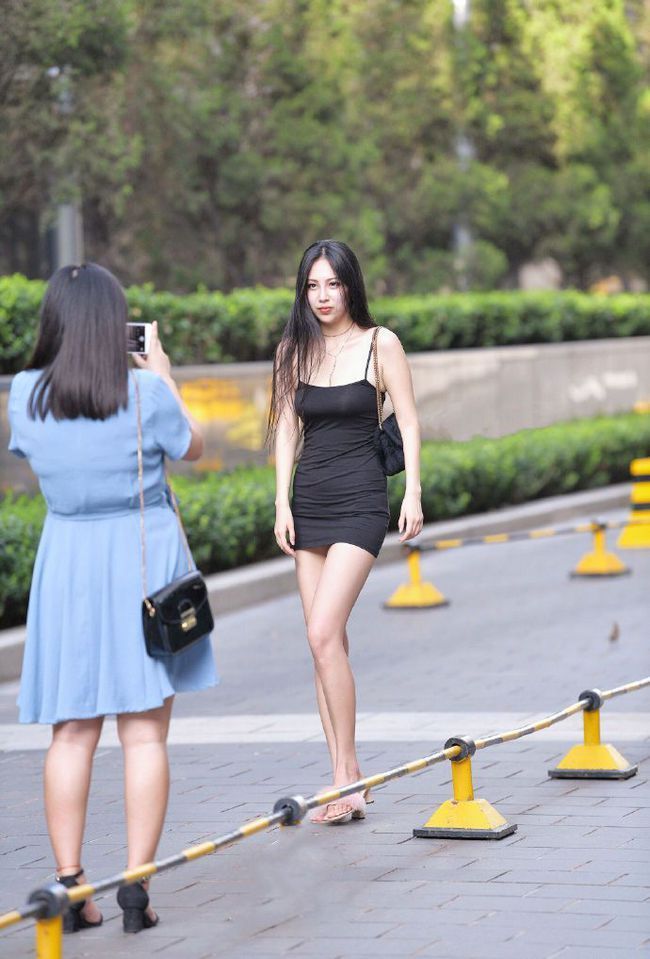 大长腿 时尚的吊带包臀裙,展现完美的曲线与成熟知性,展现完美身材