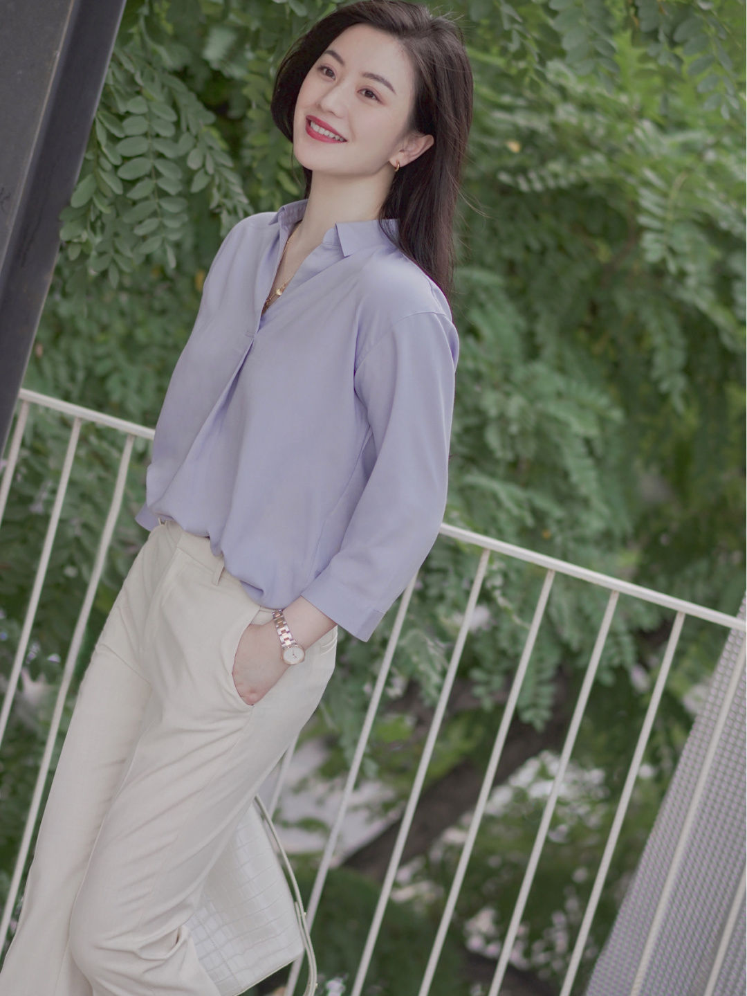 衬衫 秋天的“浅蓝色”衬衫真流行!搭配西装裤和大波浪卷发,魅力全开