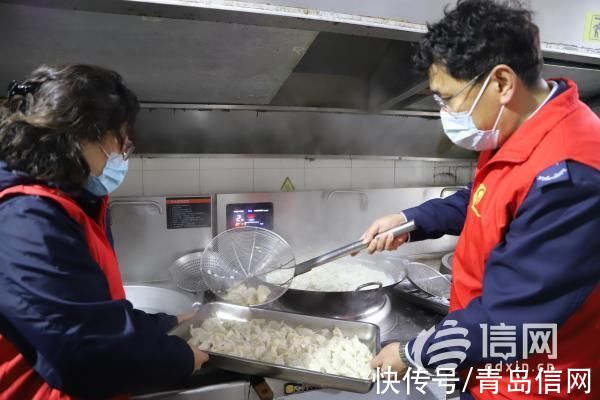 公交|为外乡人送温暖 青岛公交志愿者邀外来务工人员吃饺子