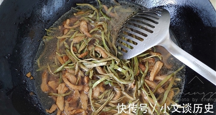 肥肉|8月太阳正好，此食材多买点，焯水后晒成干菜，冬天炖肉吃贼香