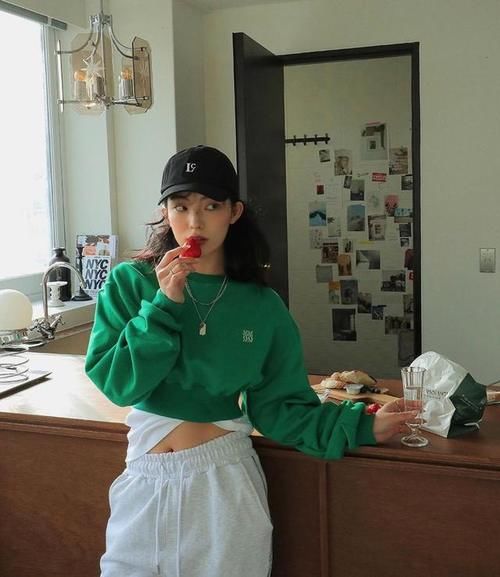 早春穿卫衣，入手这3个颜色，换着穿就够了