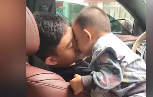 吃醋|女儿叫醒爸爸的方式，简直把人甜化了，妈妈吃醋了