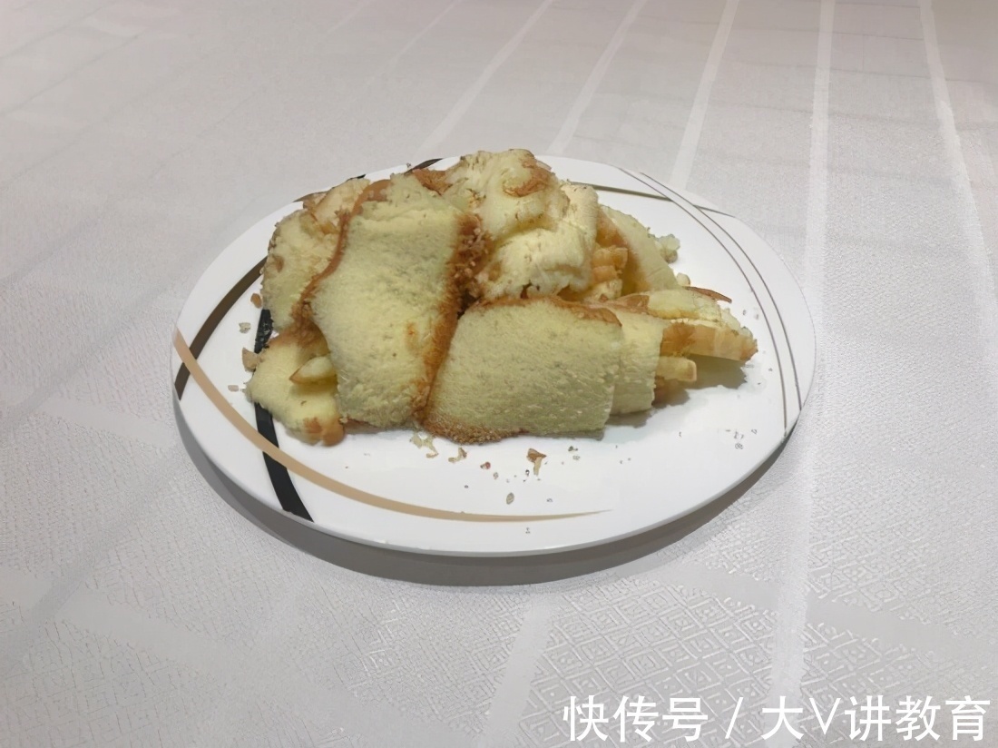 妈妈|家长买“边角料”给孩子吃,引发众人指责,穷父母只能养出自卑娃