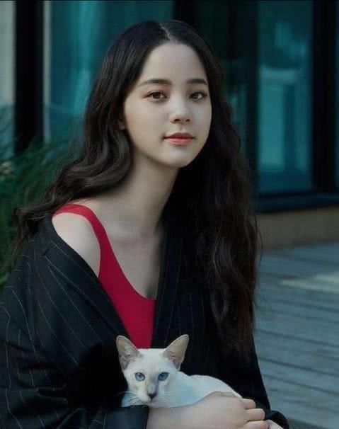 脸上有这3处“特征”的女生,并不适合留刘海,露出五官更女神